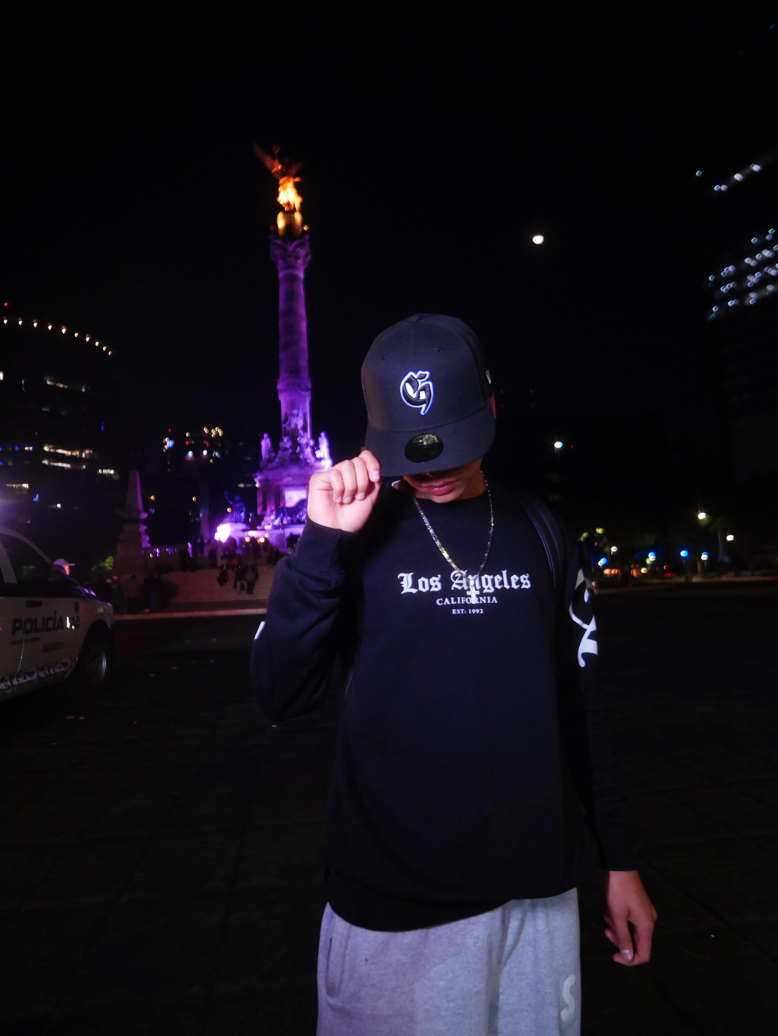 Astro frente al Ángel de la Independencia